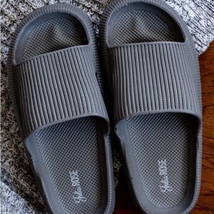Insanely comfy beach/ casual slides